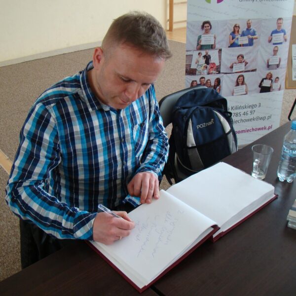 Real size Autor wspisuje siĂâ˘ do ksiĂâ˘gi pamiĂâŚtkowej